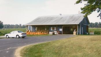 farm house, market, pumpkins front of store